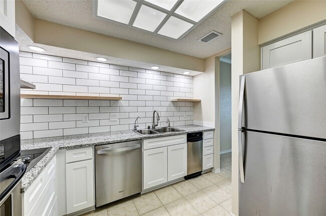Building Photo - 921 Marine Dr