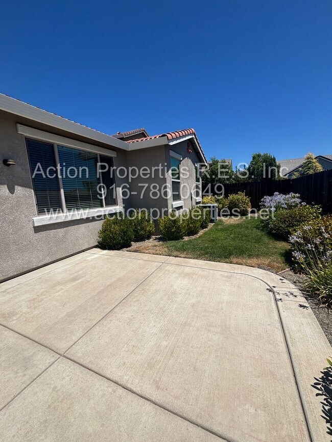 Building Photo - Solar - Whitney Ranch Newer Single Story, ...