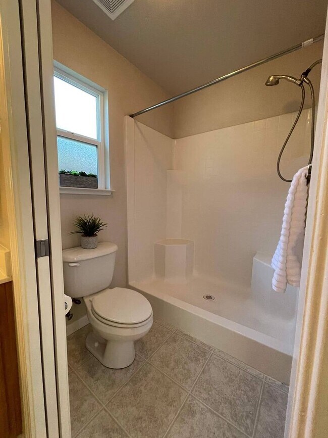 Building Photo - 3 Bedroom House Available Now