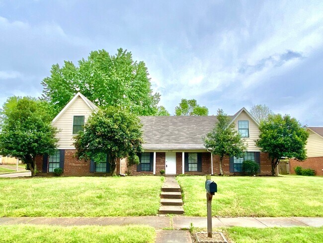 Building Photo - 6383 Eastbrier Dr