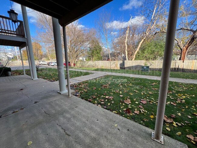 Building Photo - 7 Simpson St