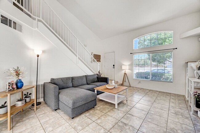 Building Photo - 2 Bedroom Condo w/ Patio & 1 Car Attached ...