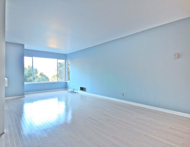 Building Photo - 1 Bed / 1 Bath pet friendly condo with par...