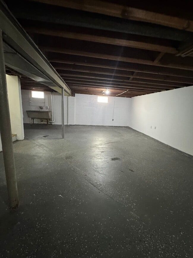 Building Photo - 3 bedroom, 2 bathrooms, 2 car garage-Ranch...
