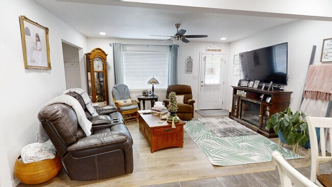 Building Photo - 1202 Sunshine Dr