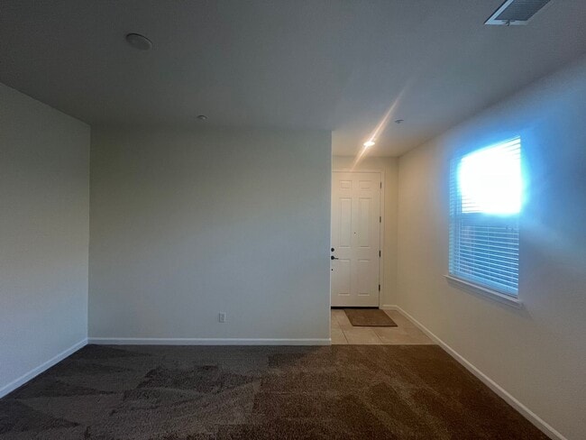 Building Photo - 4 Bedroom 2, Bath, 2900 sqft. w/t Separate 1 Bedroom 1 Bath Guest Quarters for Lease.