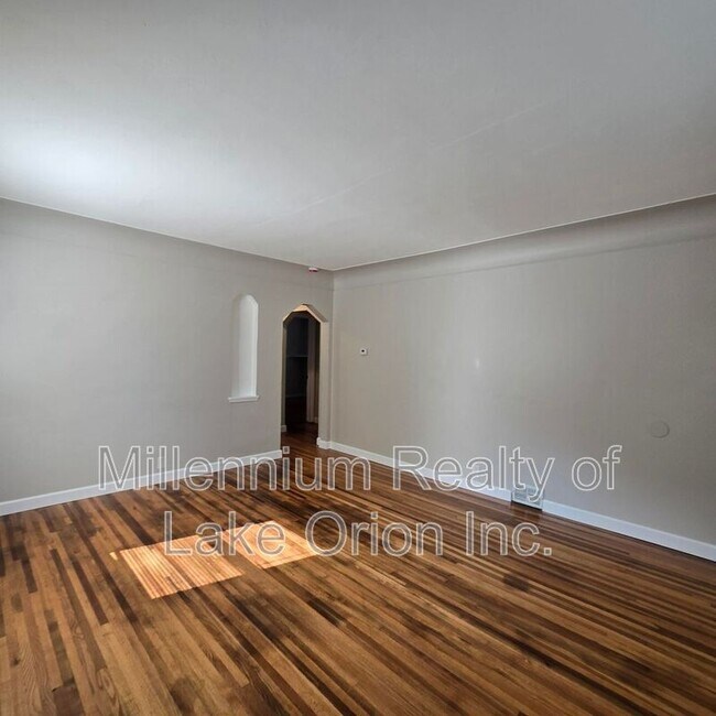 Building Photo - 614 E Tennyson Ave