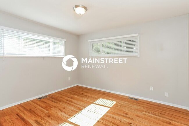 Building Photo - 2 Bedroom Pet-Friendly Home in Kansas City, MO with Main Street Renewal