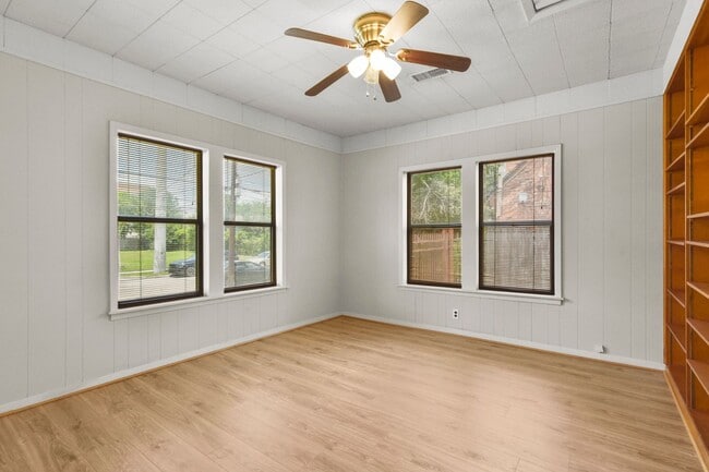 Building Photo - Adorable Montrose Bungaloq