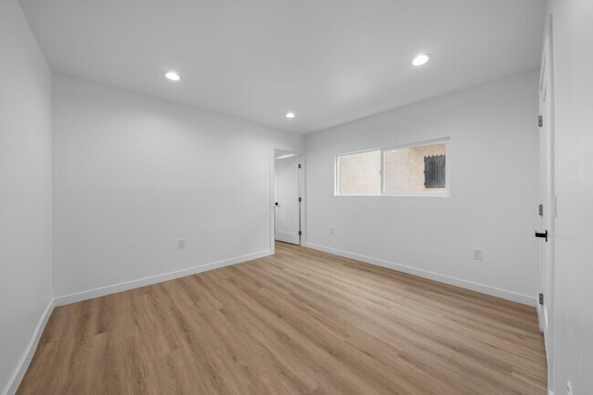 Building Photo - 1537 N Kingsley Dr