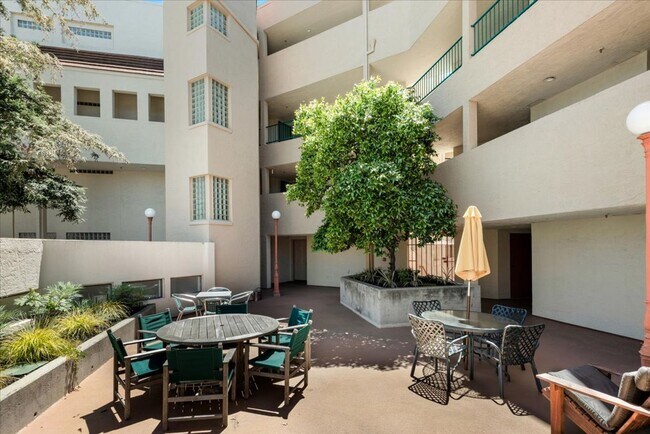 Building Photo - Beautiful 3 bed 2 bath condo near Downtown...