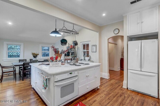 Building Photo - 68 Saragossa St