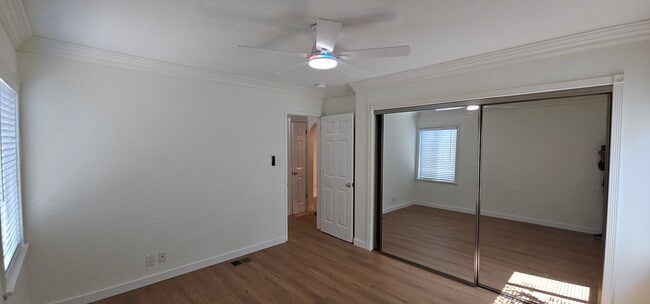 Building Photo - 449 S Doheny Dr