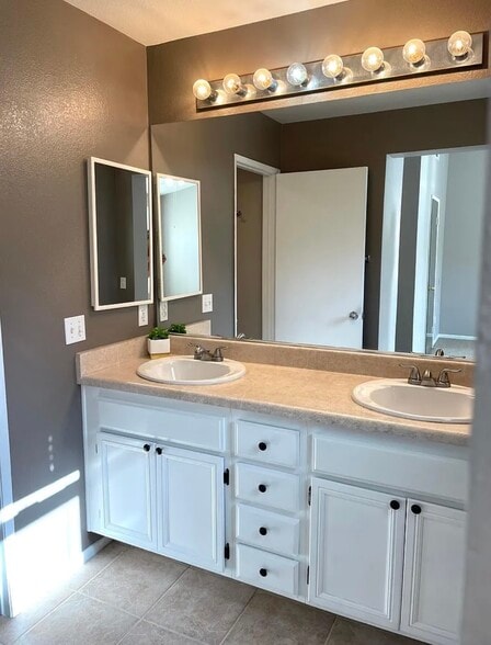 Building Photo - 1331 Statice Ct