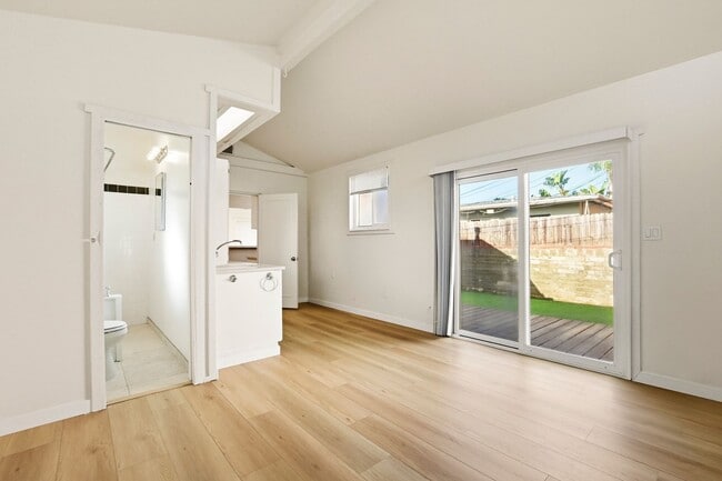 Building Photo - 1 BLOCK TO THE BEACH! COMPLETELY REMODELED 2BD/2BA OCEAN BEACH RESIDENCE - ONLY $4,495/MO!