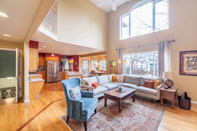 Building Photo - Gorgeous 6 bed 3.5 bath home located in Longmont, CO!