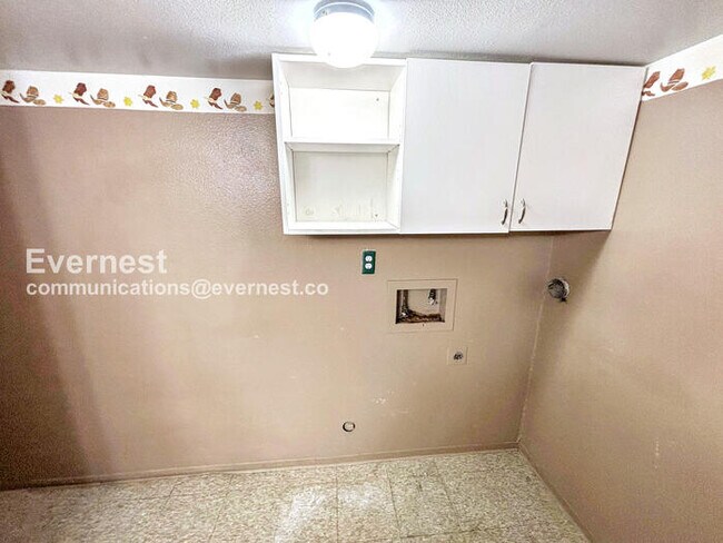 Building Photo - 4 Bed/2 Bath Home with Fenced Yard & Garage / Available Now!