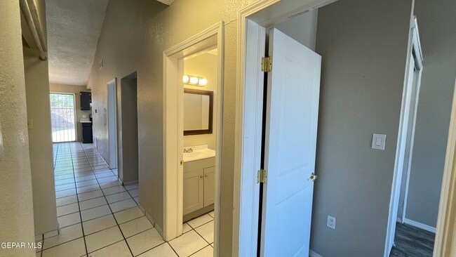 Building Photo - 11040 Sunshine Ct
