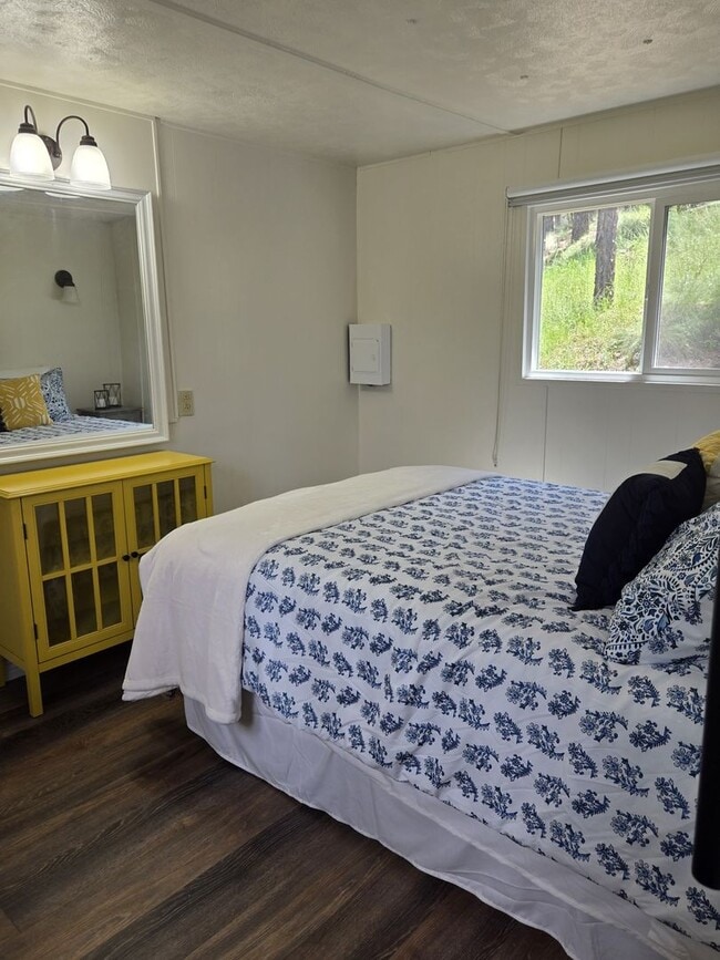 Building Photo - Great Two Bedroom Close To Midtown