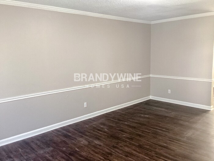 Building Photo - 1577 Linksview Close