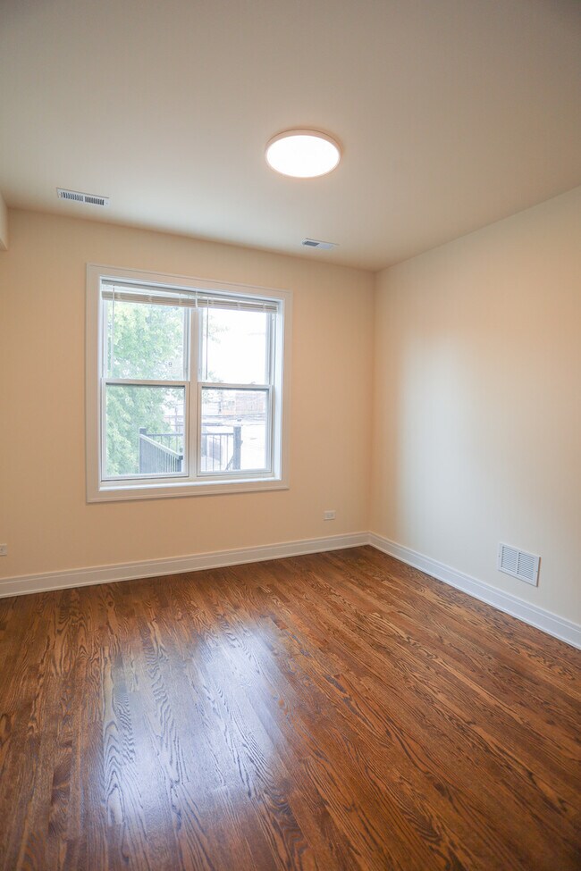Building Photo - 2342 N Lawndale Ave