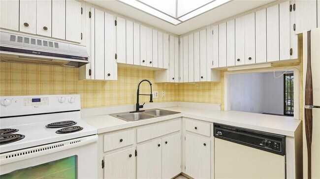 Building Photo - 1330 Glen Oaks Dr E