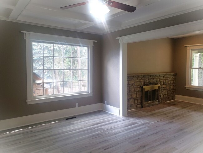 Building Photo - Large Unique House in Milwaukie with Big F...