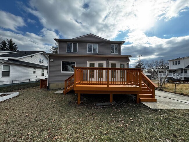 Building Photo - RENOVATED EXPANSIVE 5BD 4BA BRIGHTWOOD HOME