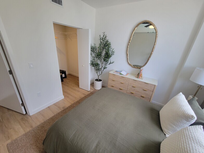 Building Photo - 923 E 28th St