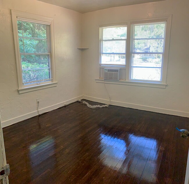 Building Photo - 4/2 House - Walking Distance to UF Law Sch...