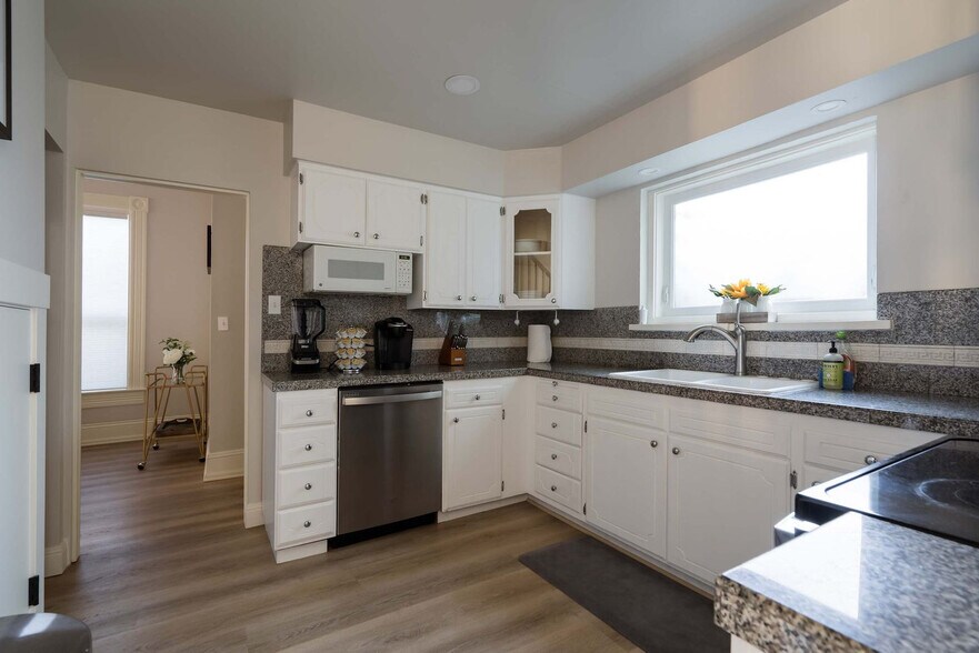 Building Photo - 529 NW 21st Ave