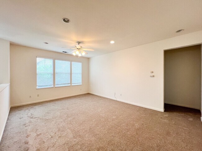 Building Photo - South Napa Three Bedroom House