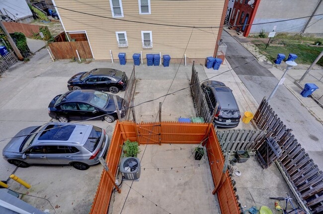 Building Photo - Chic City Living at 2308 E Fairmont Ave!