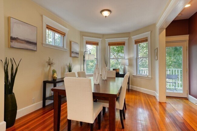 Building Photo - 98 Amory St