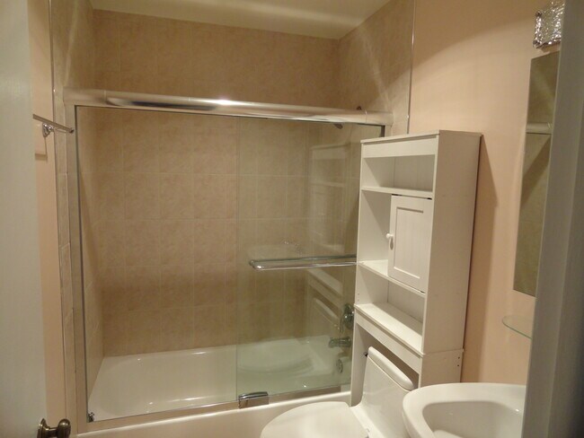 Building Photo - 686 Scanlon Dr