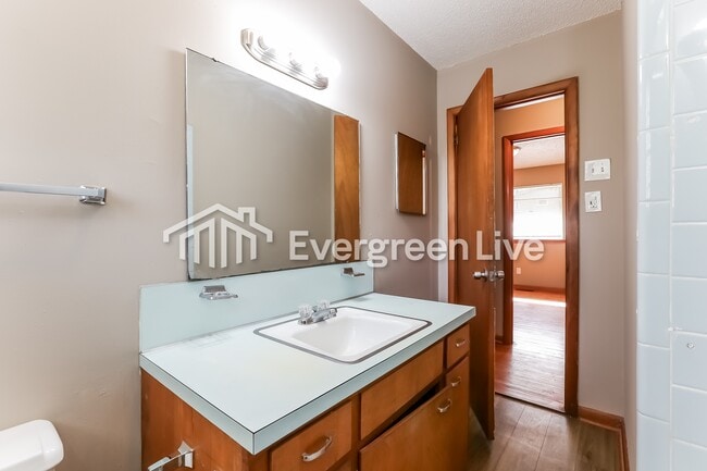 Building Photo - 805 W 58th St