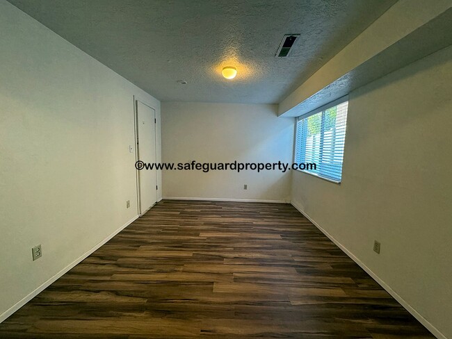 Building Photo - Spacious Holladay 3 Bedroom Duplex with 2-...