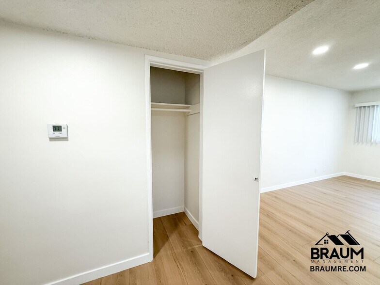 Building Photo - 5252 Hermitage Ave