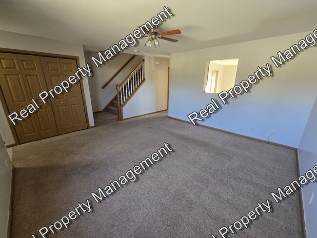 Building Photo - Spacious Three Bedroom Townhome