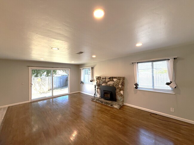 Building Photo - 1476 Hooker Oak Ave