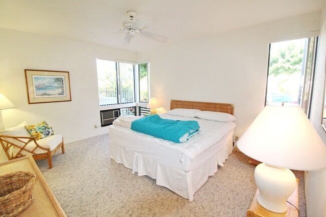 Building Photo - Spacious Furnished Grand Champions End Unit Available