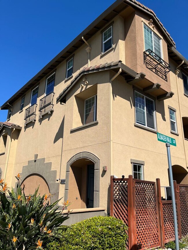 Building Photo - Stylish Willow Glen Townhome with Dual Master Suites, High Ceilings & Modern Upgrades!