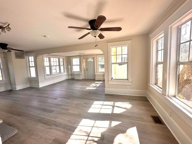 Building Photo - 303 N Lakeside Dr
