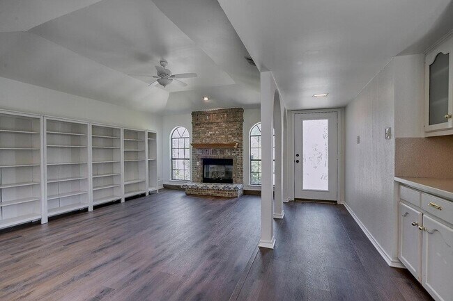 Building Photo - 6501 Cascada Dr