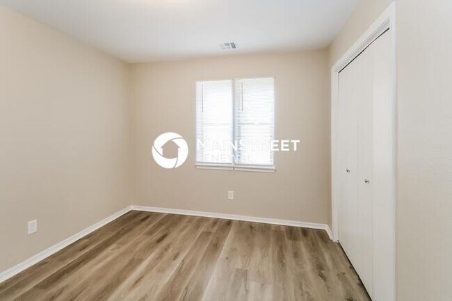 Building Photo - 4 Bedroom Pet-Friendly Home in Norman, OK with Main Street Renewal
