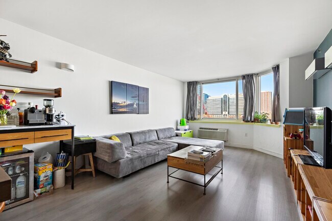 Building Photo - 20 2nd St