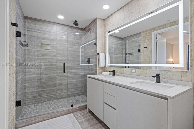 Building Photo - 1010 Brickell Ave