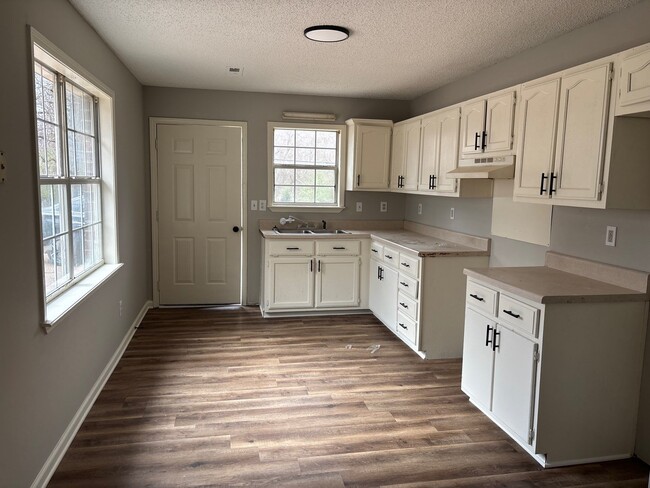 Building Photo - 330 N Main St