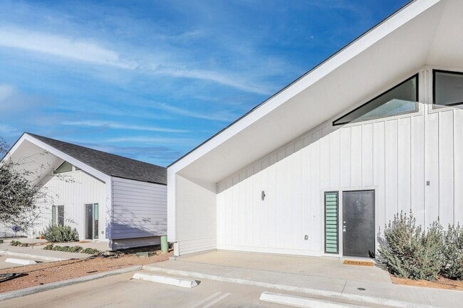 Building Photo - 3911 Casa Blanca Lake Rd