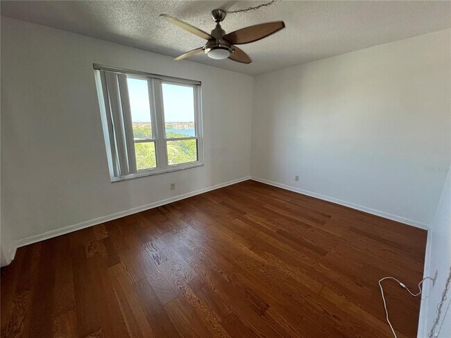 Building Photo - 2616 Cove Cay Dr